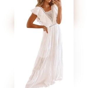 SIZE Large White Bohemian Maxi Dress with lace and ruffles V-neckline Light.